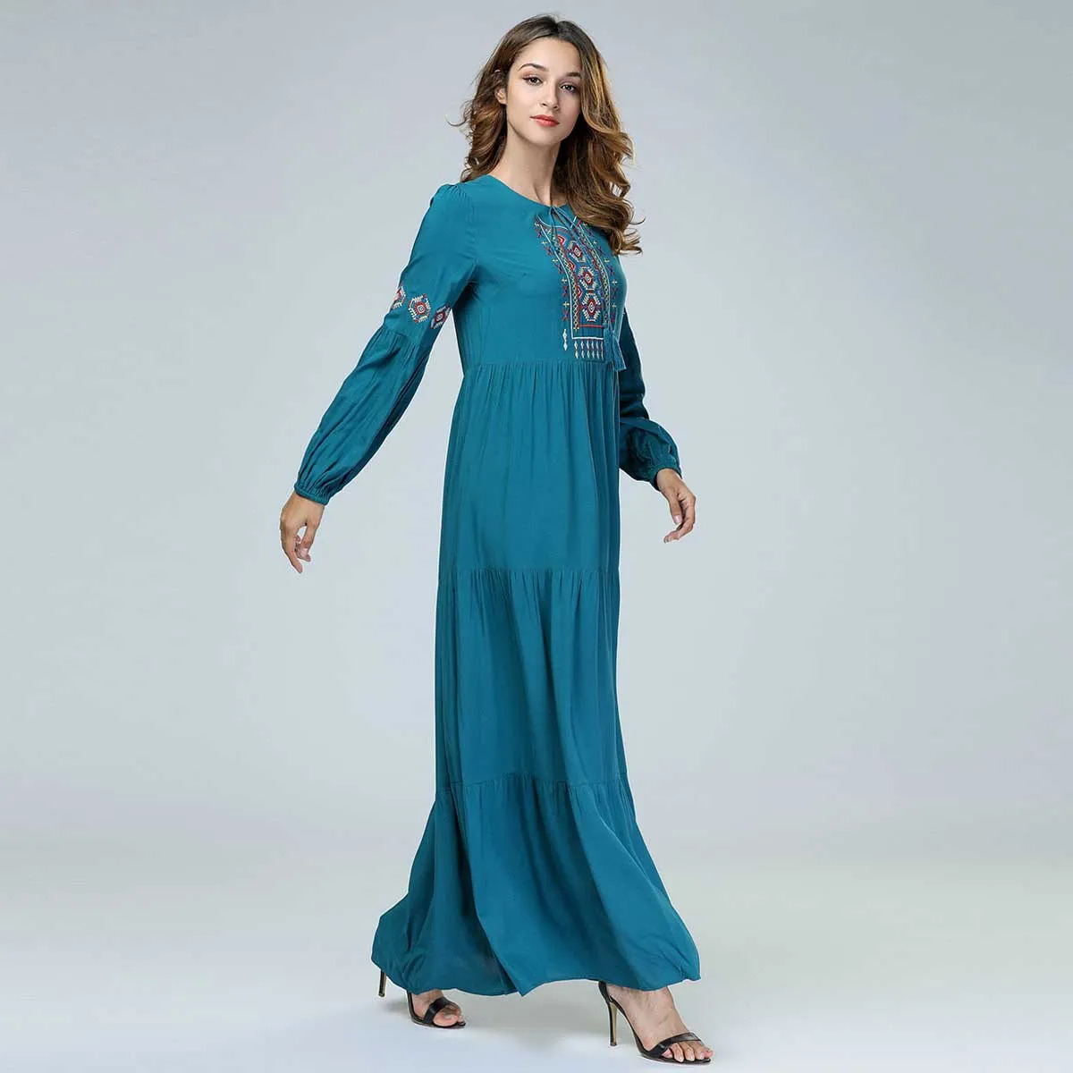 2019 Retro Ethnic Embroidery Maxi Dress Oversized Women Muslim Abaya Arabic Dubai Islamic UAE Pleated Robe Plus Size VKDR1447