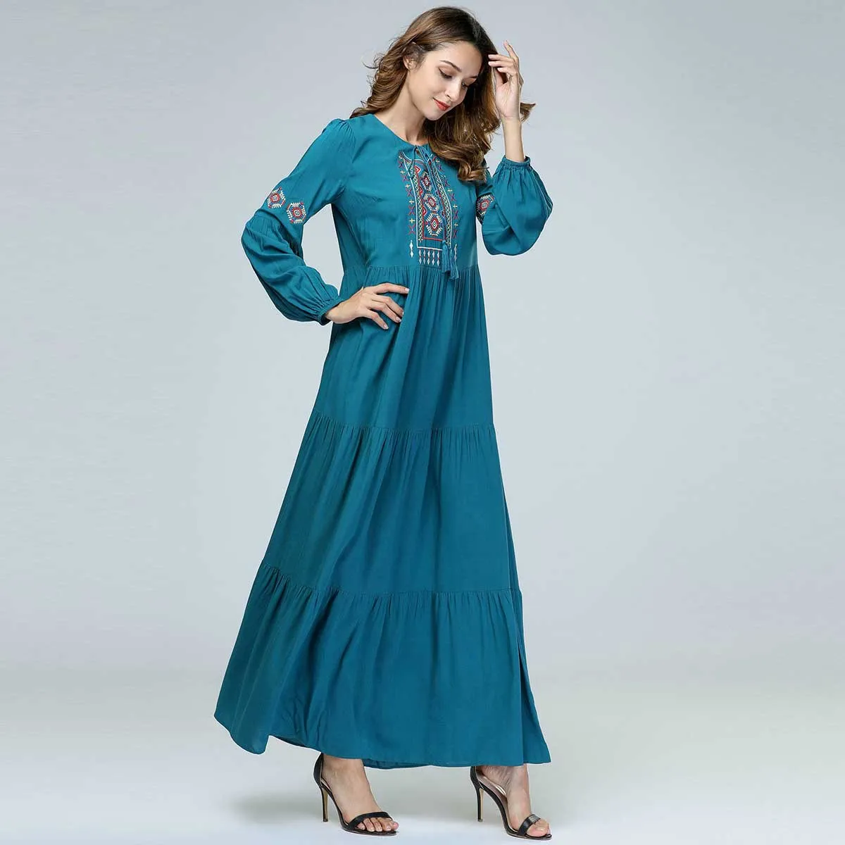 2019 Retro Ethnic Embroidery Maxi Dress Oversized Women Muslim Abaya Arabic Dubai Islamic UAE Pleated Robe Plus Size VKDR1447