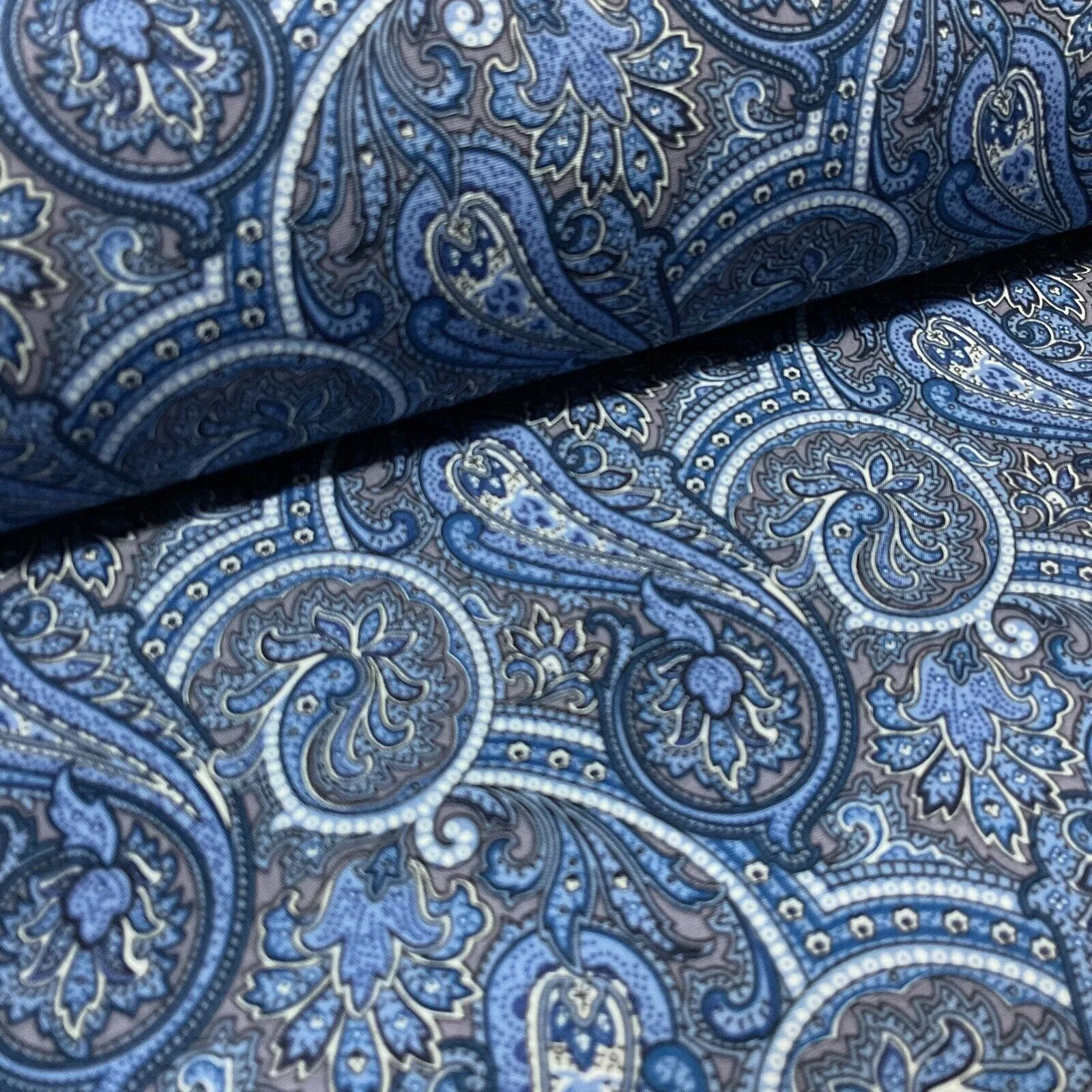 Vintage Paisley 100% cotton poplin printed dress craft fabric 112cm wide M1745